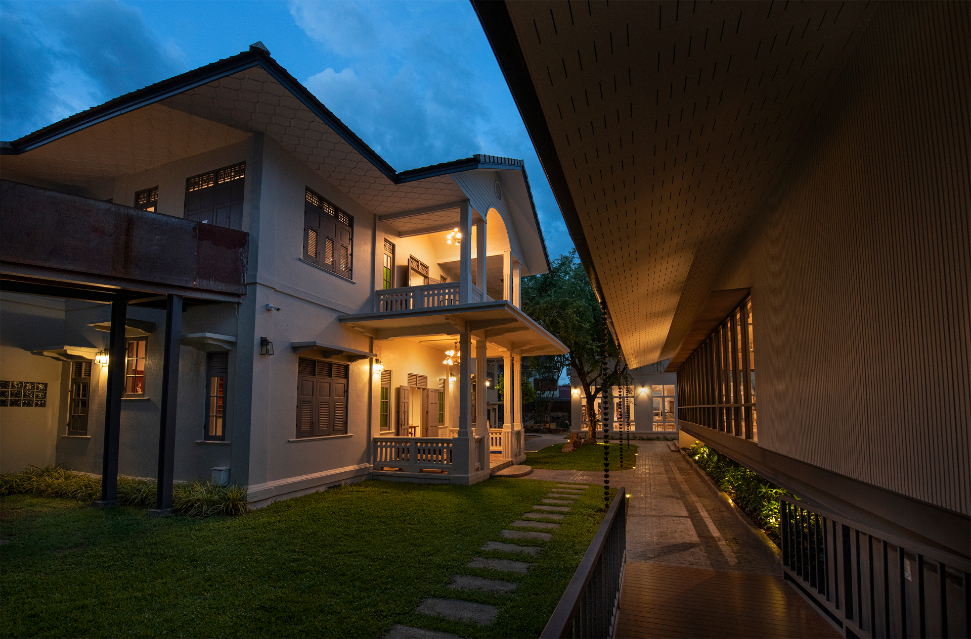 Alt_PingRiver exterior at dusk