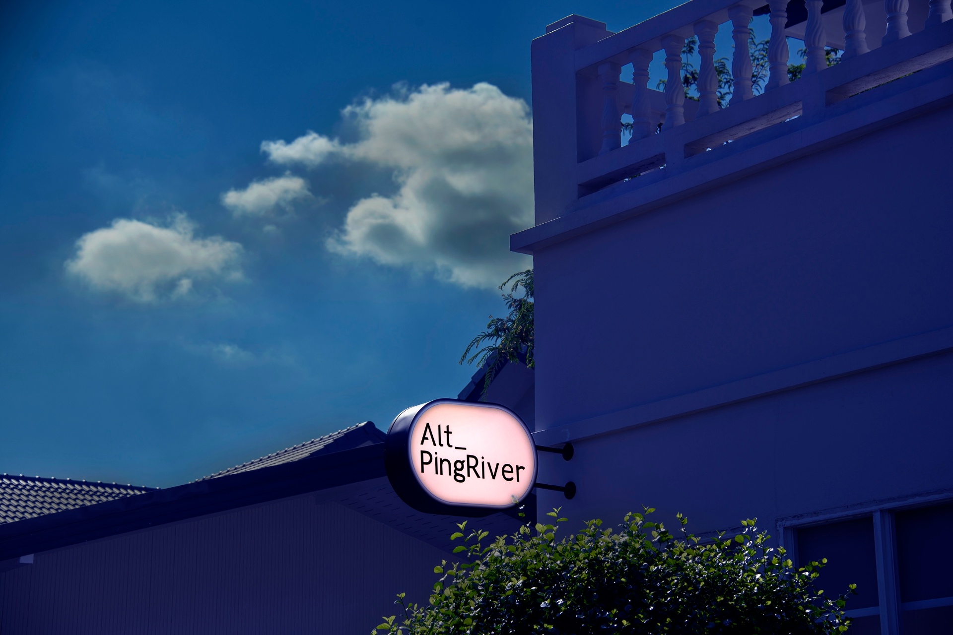 Alt_PingRiver signage at dusk